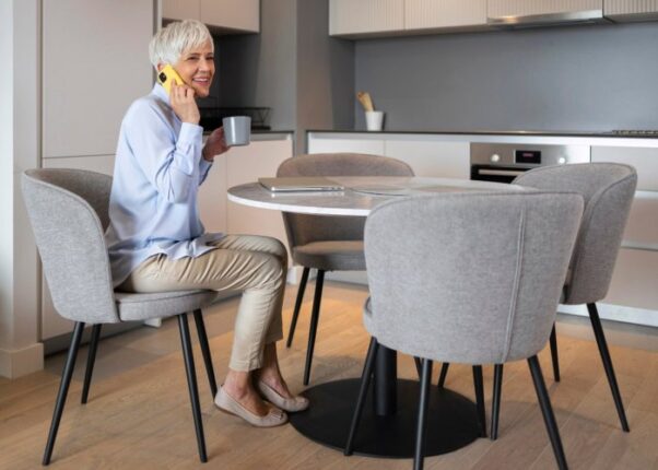 Rozkładany blat motylkowy czy osobna wkładka – co lepiej sprawdzi się w okrągłym stole?